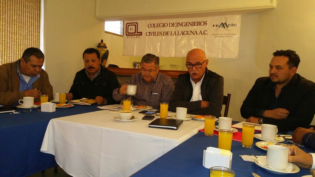 En Torreón, el Colegio de Ingenieros Civiles denunció la falta de transparencia en las licitaciones de obra pública.
