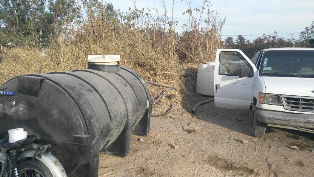 Dos tractocamiones que contaban con reporte de robo y de los cuales uno cargaba un contenedor de aproximadamente 10 mil litros de gasolina; fueron rec