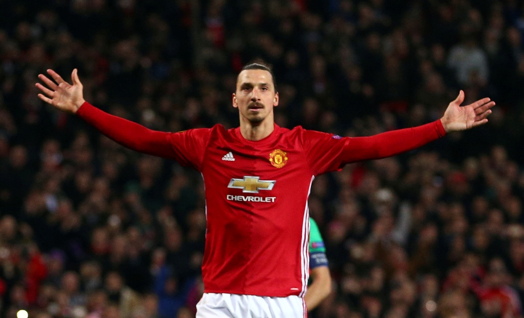 Zlatan Ibrahimovic celebra uno de sus tres goles.