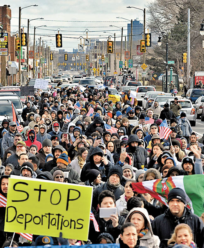 Cientos marcharon en Detroit para exigir un alto a las deportaciones. 