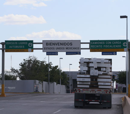  Los cruces de familias y turistas, representan apenas el 12 por ciento del total que hay por el Puente Colombia.