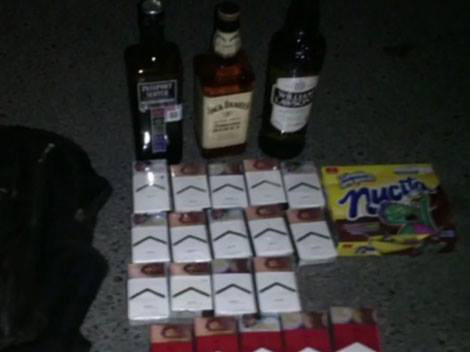 Los delincuentes se apoderaron de mil 750 pesos en efectivo, botellas de vino y cajas de cigarros.