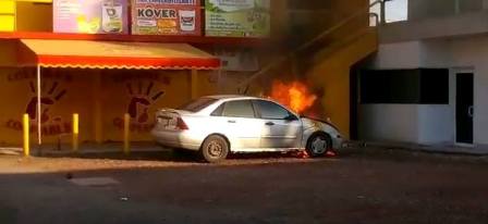 El automóvil  fue abandonado en ese lugar por su conductor.