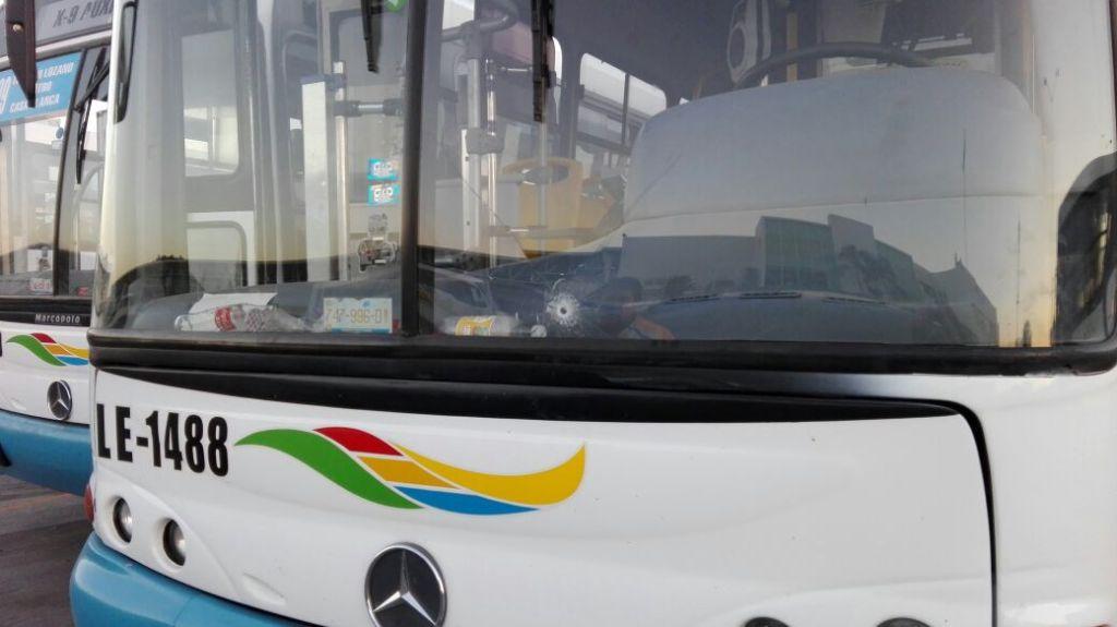 El impacto de bala quedó en el parabrisas, del lado del tablero del conductor. 