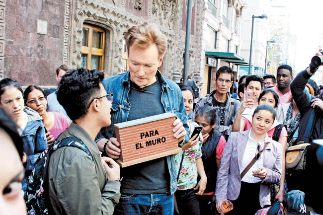La gente se arremolinó para saludar al conductor. 