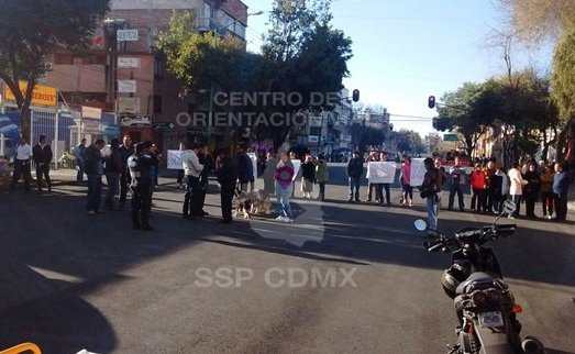 Los manifestantes bloquean la avenida a la altura de Doctor Velasco.