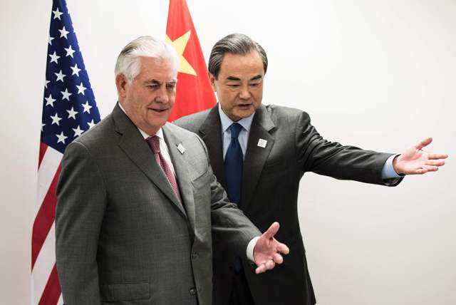 El secretario de Estado de Estados Unidos, Rex Tillerson y su homólogo, Wang Yi.