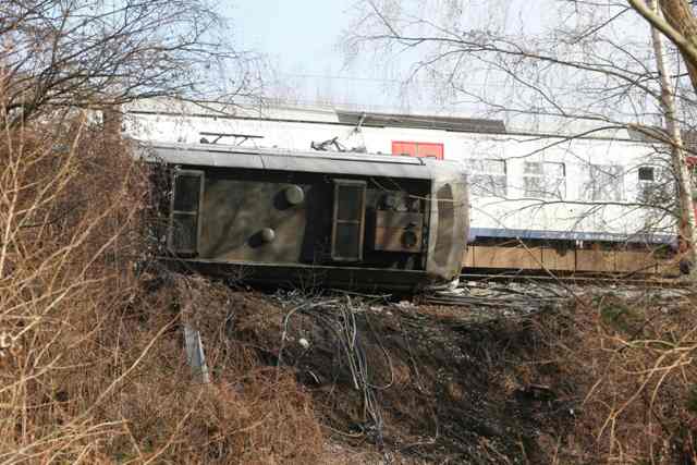 El accidente ocurrió por la tarde, cuando el tren partía de la estación Leuven a baja velocidad en dirección del aeropuerto de Bruselas y la capital d