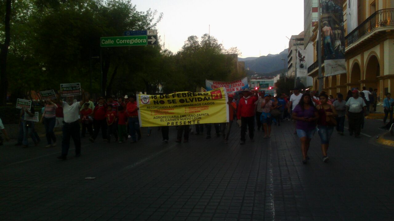 El contingente recorrió la avenida Juarez, Melchor O campo y Zaragoza, mientras lanzaban consignas como "esta no es una marcha de gusto es de luto"