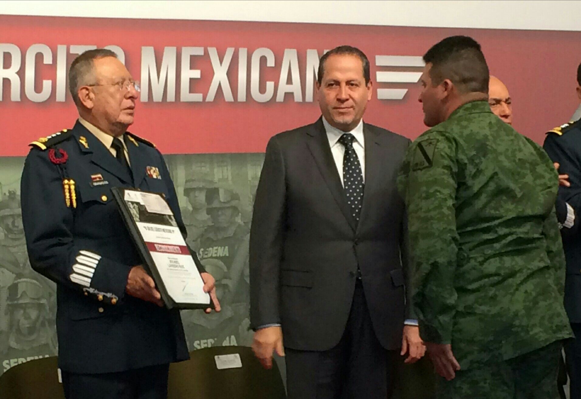 Al encabezar la ceremonia por el CIV Aniversario del "Día del Ejército Mexicano".