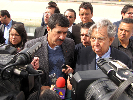 El gobernador de Chihuahua, Javier Corral Jurado, acompañado por Cuauhtémoc Cárdenas Solórzano. 