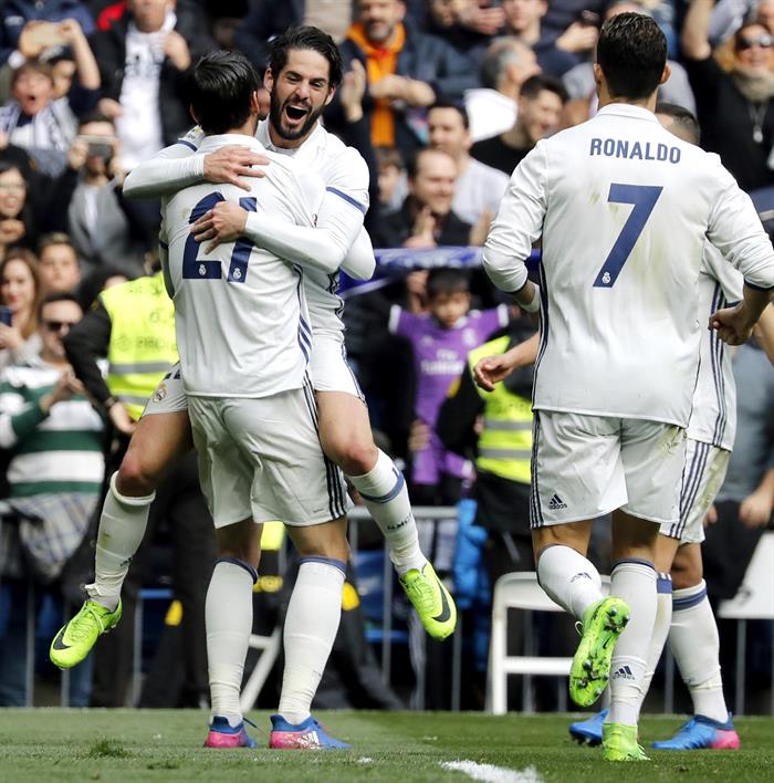 Isco festeja con sus compañeros