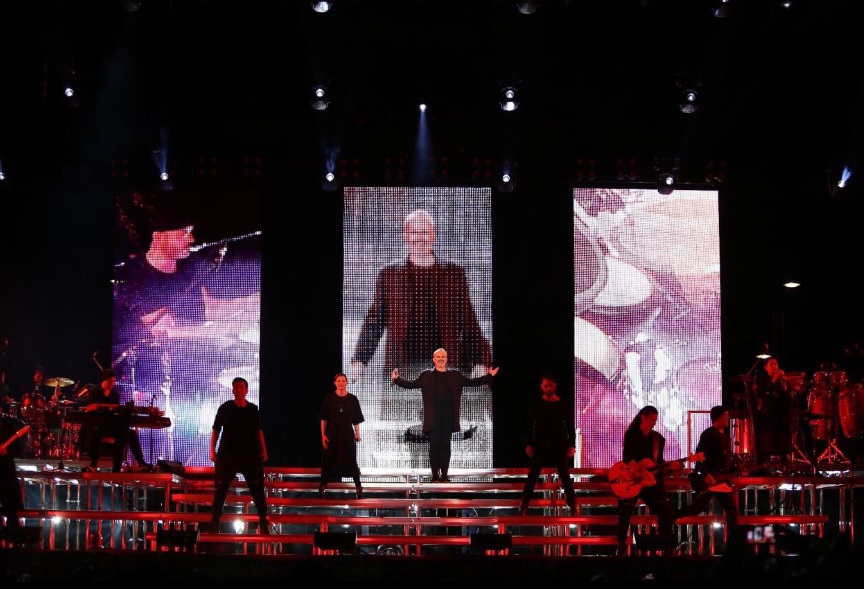 Entre gritos y aplausos, reciben a Bosé en el Zócalo.