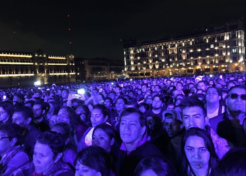 Entre gritos y aplausos, reciben a Bosé en el Zócalo.