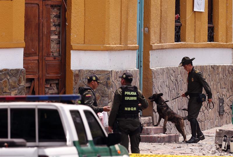 Especialistas en explosivos revisan el lugar donde se registró la detonación, en el barrio La Macarena.