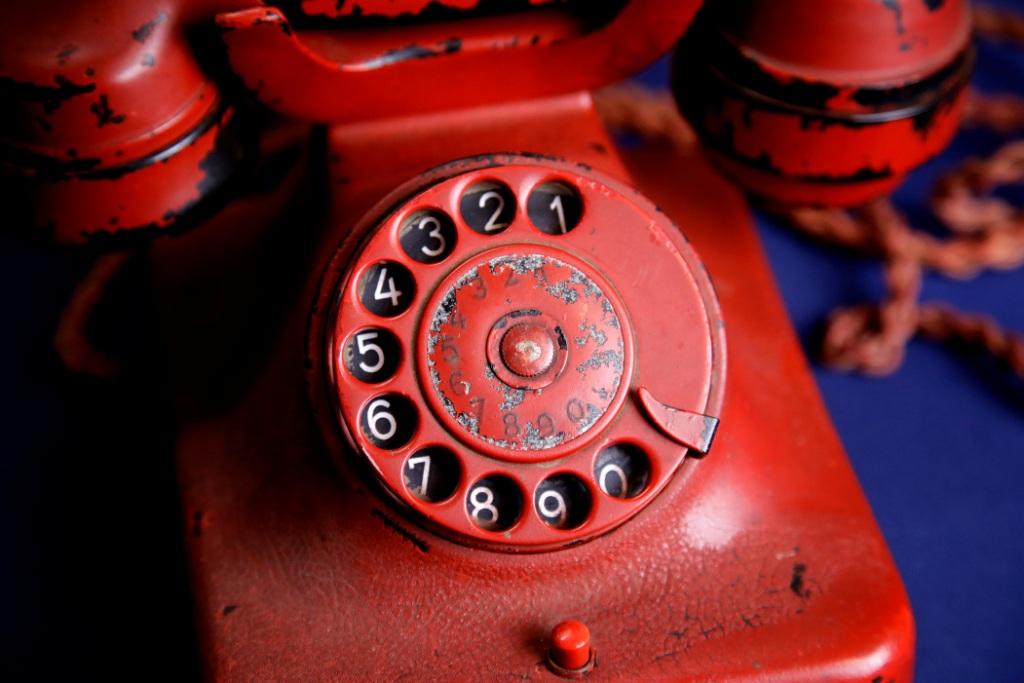 Funcionarios que participaron en la ocupación rusa entregaron el teléfono a Sir Ralph Rayner durante una visita al refugio antiaéreo de Hitler.