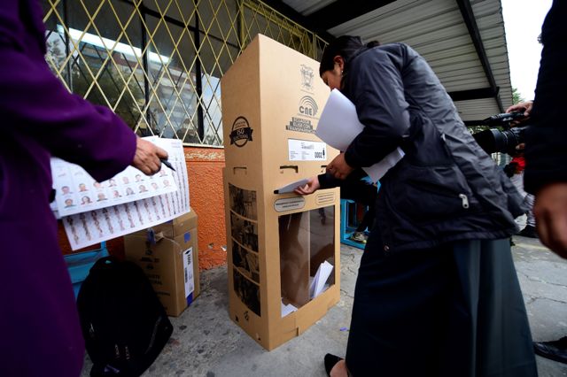 Las mesas electorales se abrieron hacia las 07:00 horas y se esperan resultados hasta la noche del lunes.