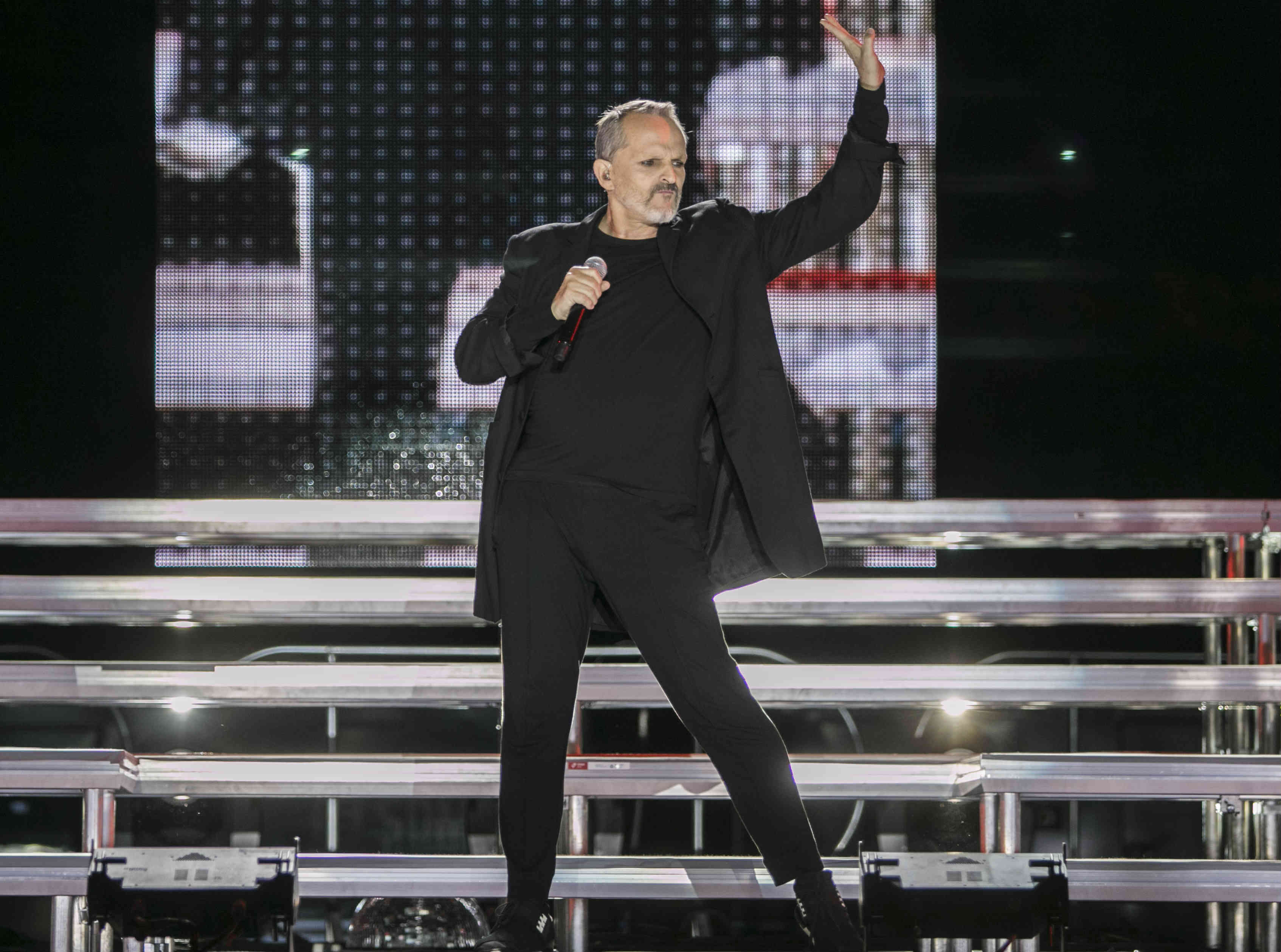 Miguel Bosé ofreció lo mejor de su repertorio musical. 