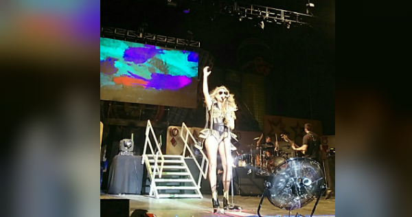 Paulina Rubio se levantó después de la caída y siguió con su concierto.