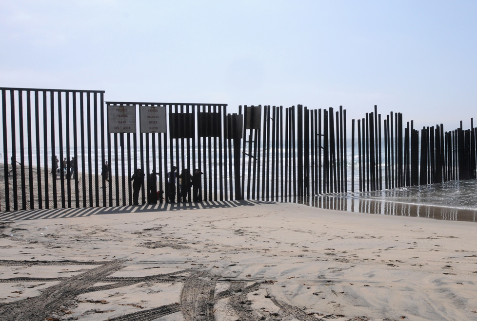 Las nuevas políticas de migración de Donald Trump, como el muro con México, han detenido a los mercados financieros y disminuído las previsiones de fl