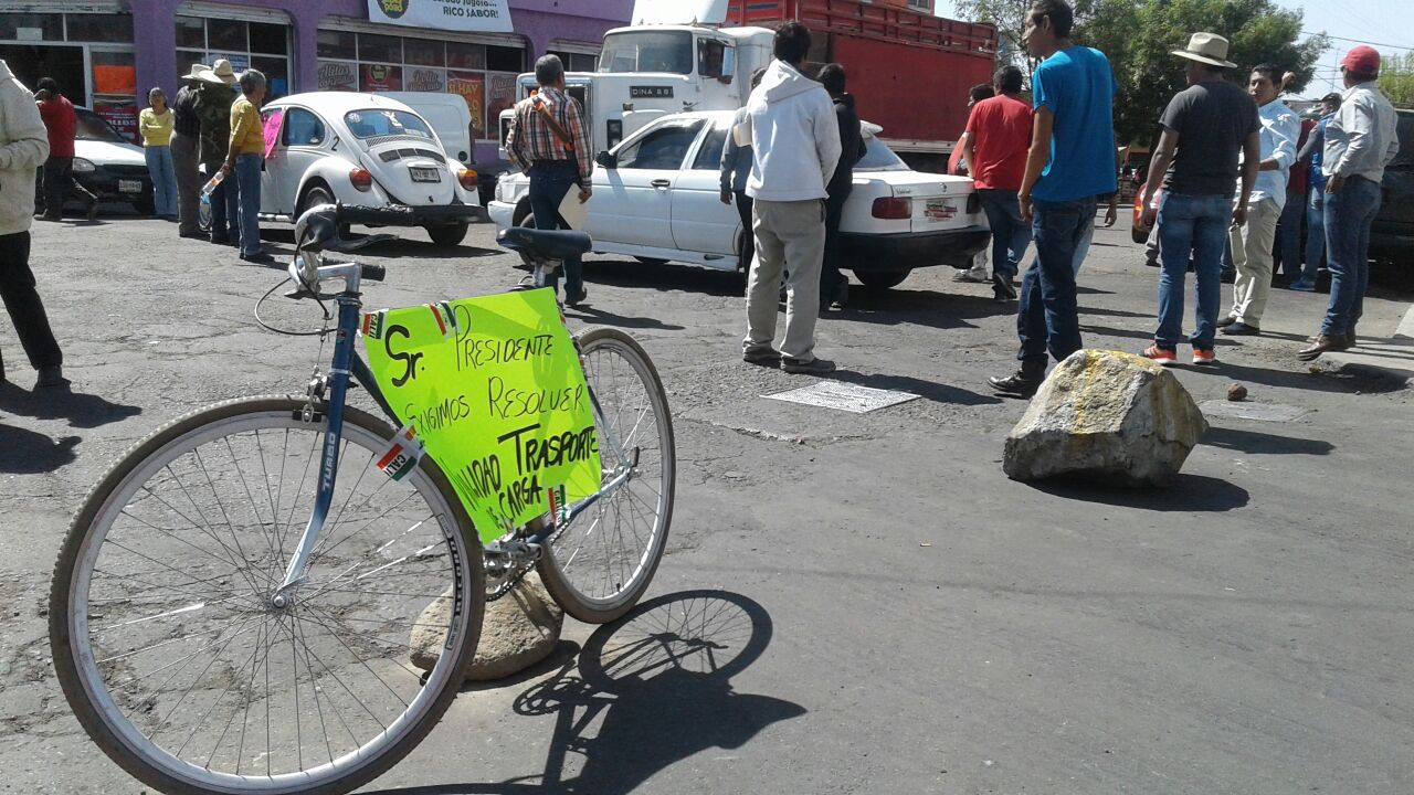  Colocaron piedras y otros objetos en la vialidad.