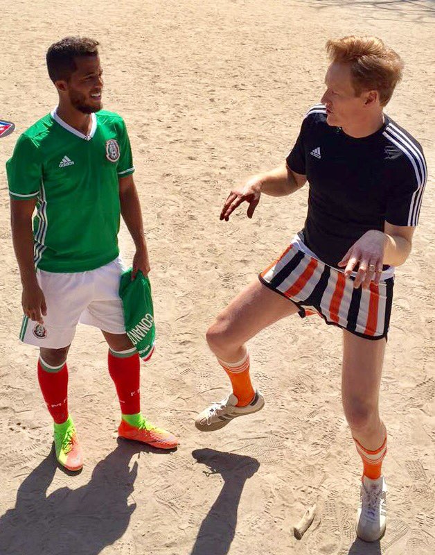 Conan O’Brien y Giovani dos Santos mostraron sus dotes en el futbol.