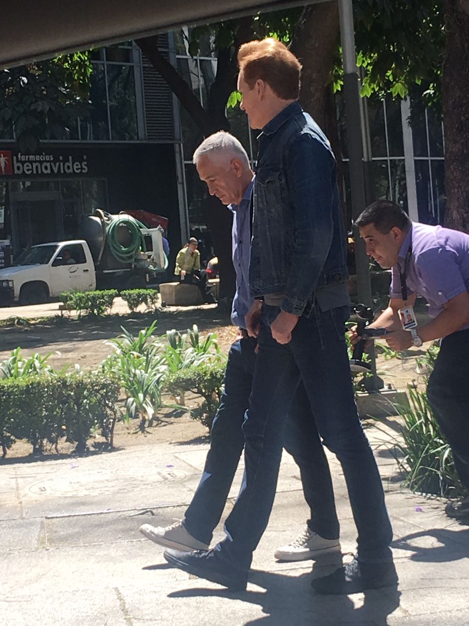 El presentador paseó con Jorge Ramos por Reforma.