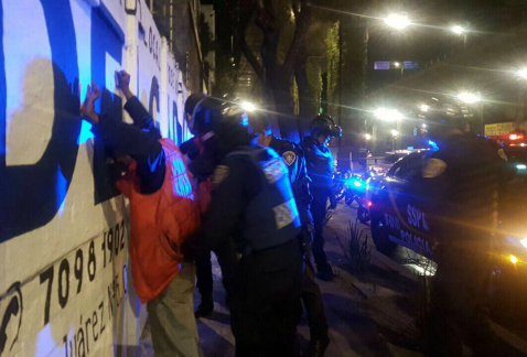 Policías capitalinos detuvieron a dos personas que presuntamente robaban luminarias domiciliarias en la colonia Merced Gómez, delegación Benito Juárez