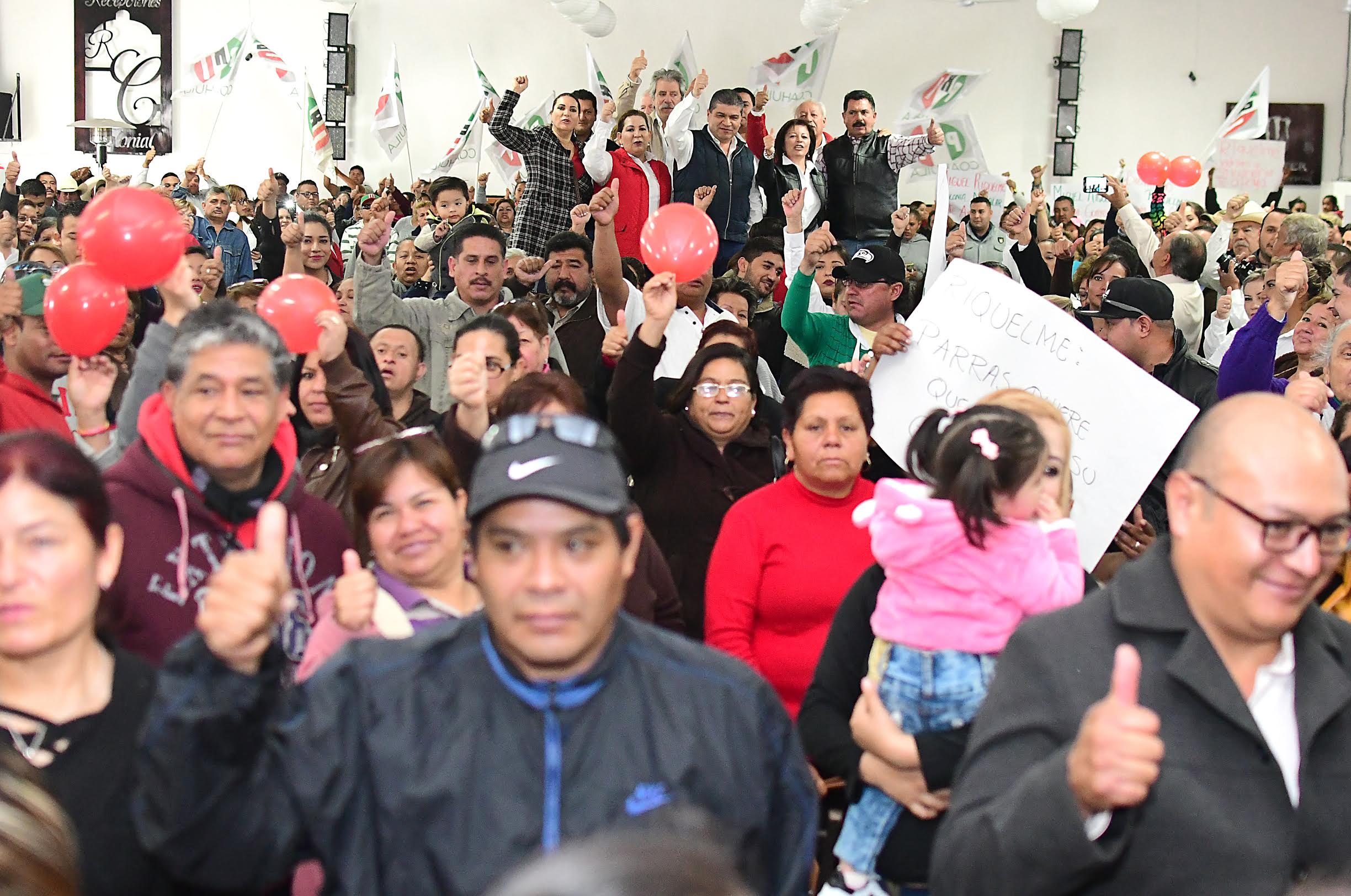 El precandidato a la gubernatura del PRI, Miguel Riquelme, asistió a Parras de la Fuente.
