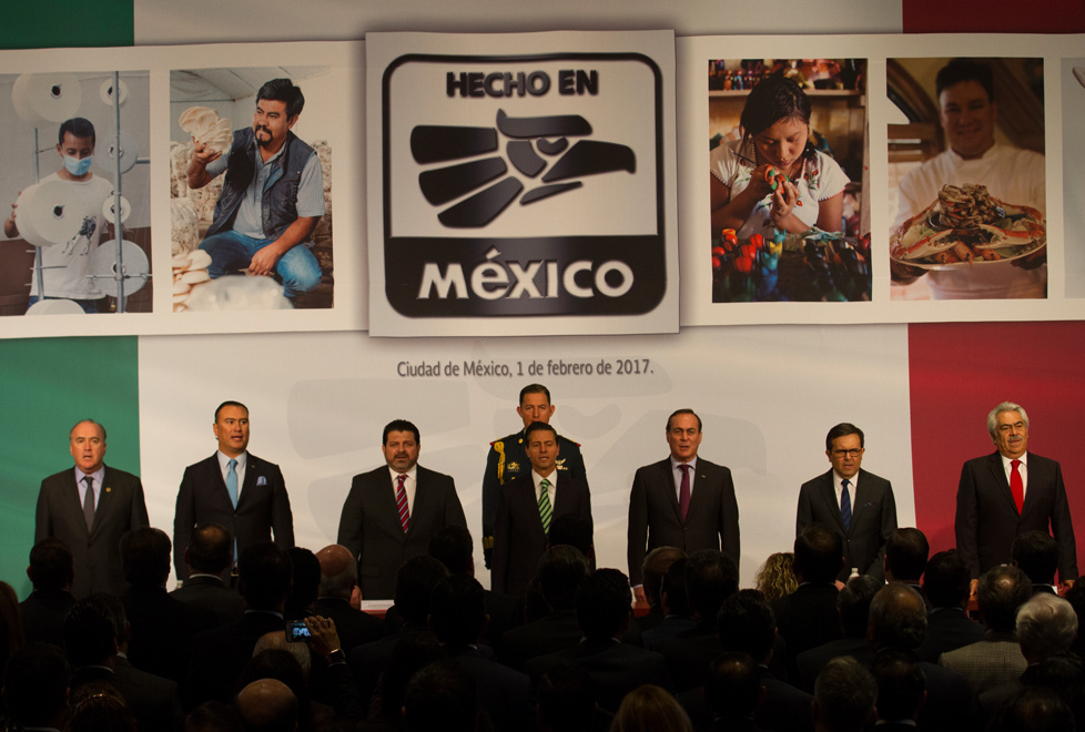 El presidente Enrique Peña Nieto, junto con representantes de su gobierno y del sector empresarial, prometió liberar requisitos y cargos fiscales, ade