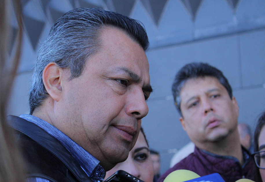 La sanción para los funcionarios o trabajadores que violen la veda política será el cese del puesto. 