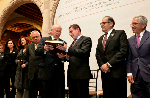 Secretario de Salud, José Narro entregó facsímil de la Constitución al gobernador de Durango.  