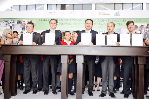 Los secretarios de Educación, Aurelio Nuño, y de Gobernación, Miguel Ángel Osorio Chong, firmaron el Plan de Acción por la Convivencia Escolar.