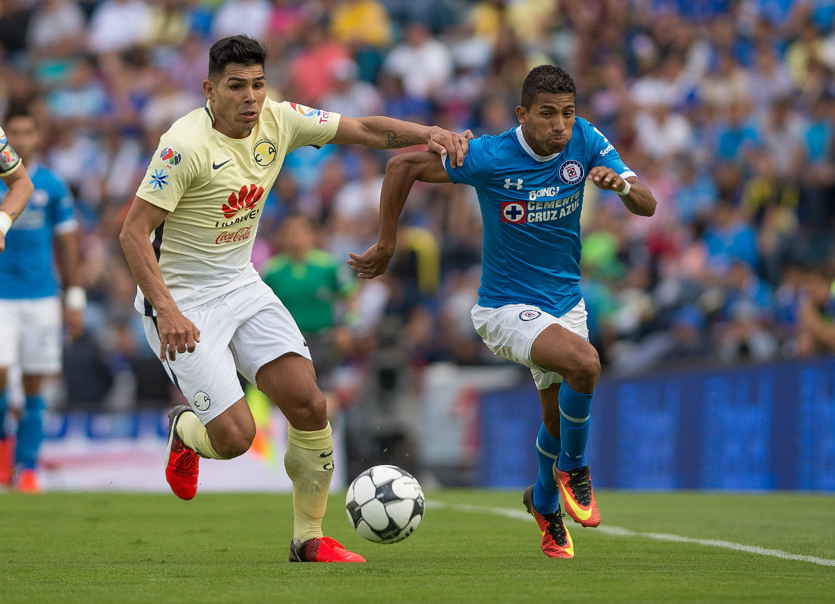 Silvio Romero y Joao Rojas disputan el balón
