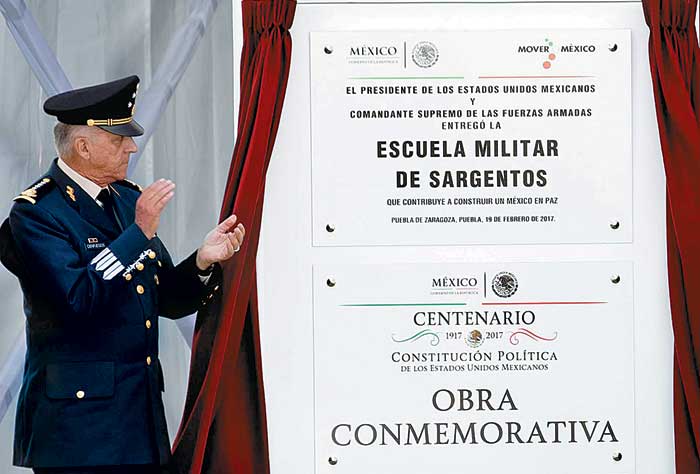El titular de la Defensa participó en los actos conmemorativos del Día del Ejército.