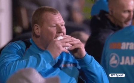 Wayne Shaw comiendo una hamburguesa 