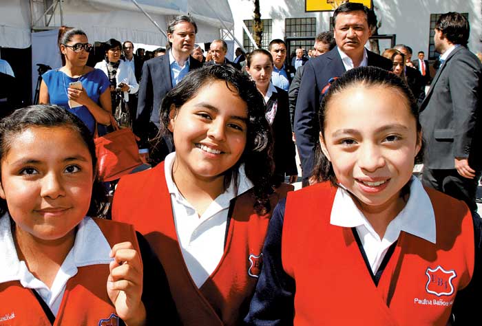 Alumnas posan para una foto con los secretarios de Educación, Aurelio Nuño, y de Gobernación, Miguel Ángel Osorio Chong, detrás de ellas.