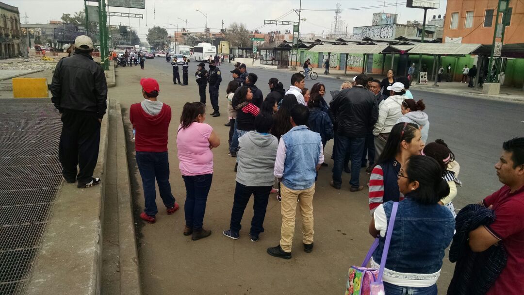 Los comerciantes exigen que un representante del gobierno capitalino les informe de la reubicación.