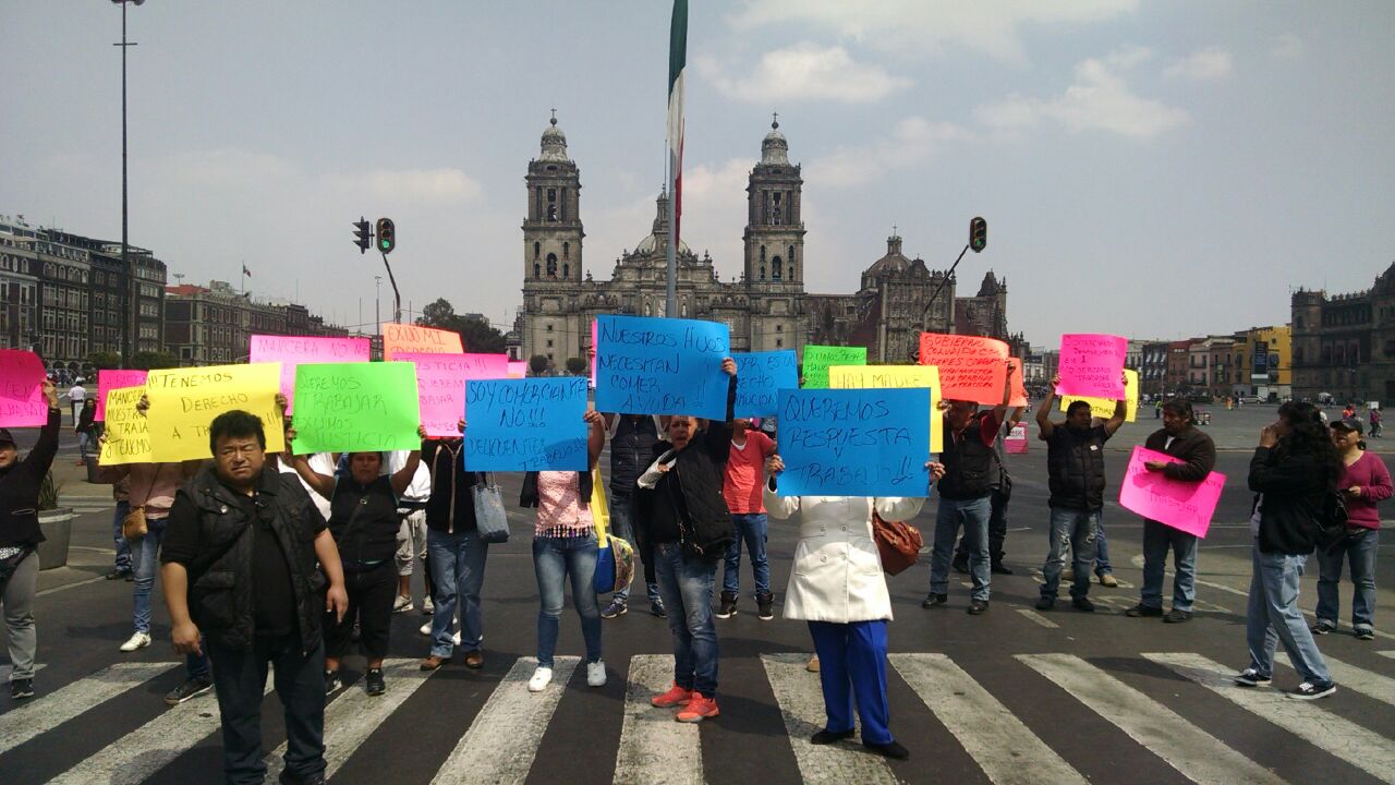 Los comerciantes realizan semáforos informativos en el cruce de Plaza de la Constitución y 20 de Noviembre.