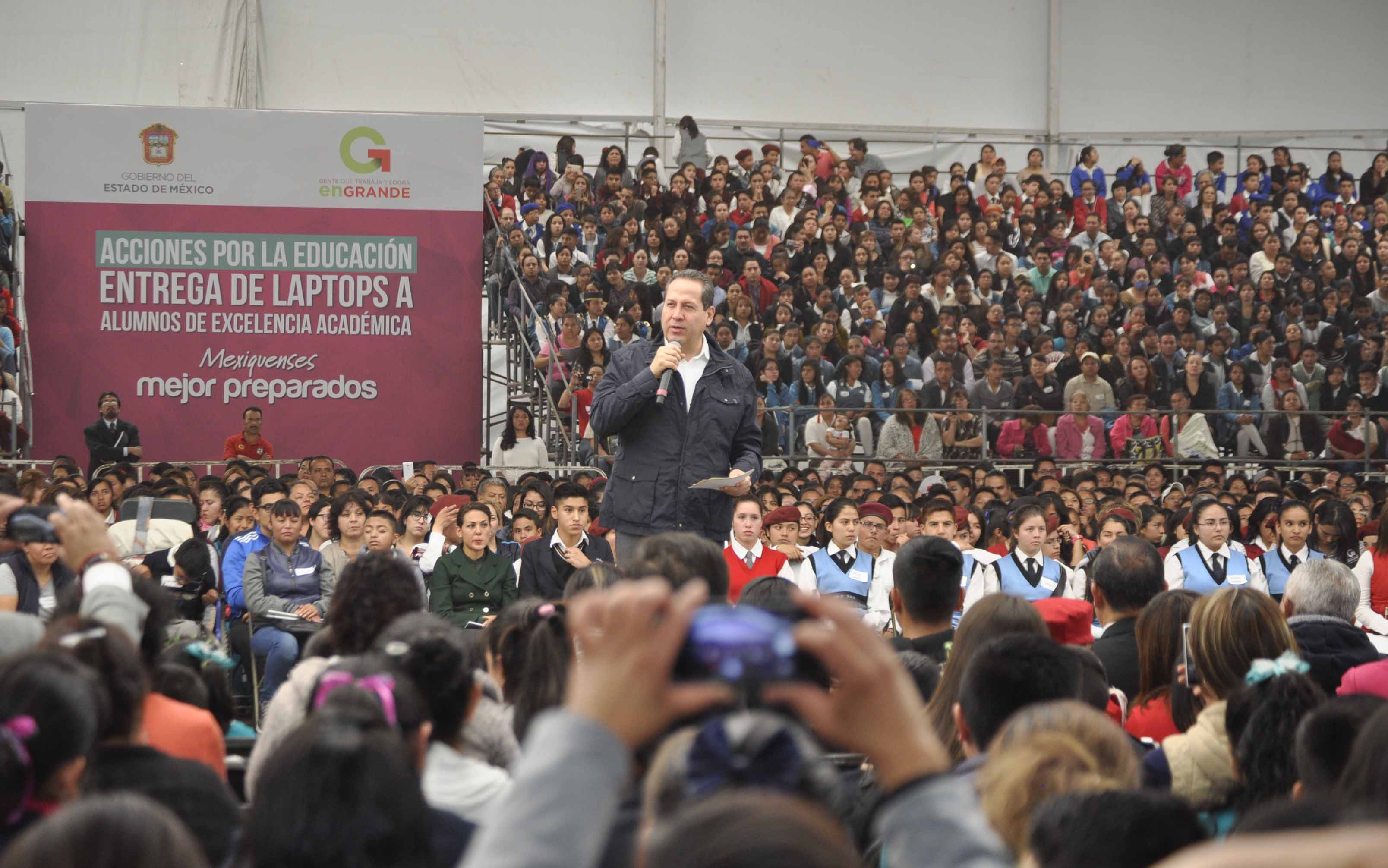 En un evento de apoyo del programa Acciones por la Educación.