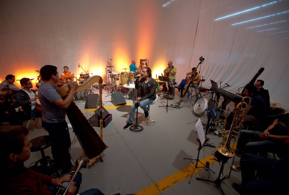 Alejando Fernández compartió una foto del ensayo de su nuevo material que presentará en un concierto en el Hospicio Cabañas. 