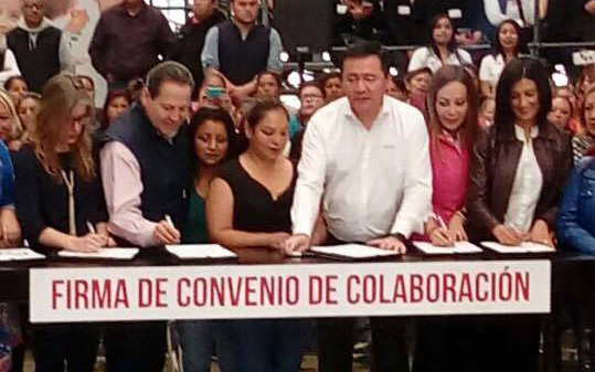 Durante la firma del convenio.