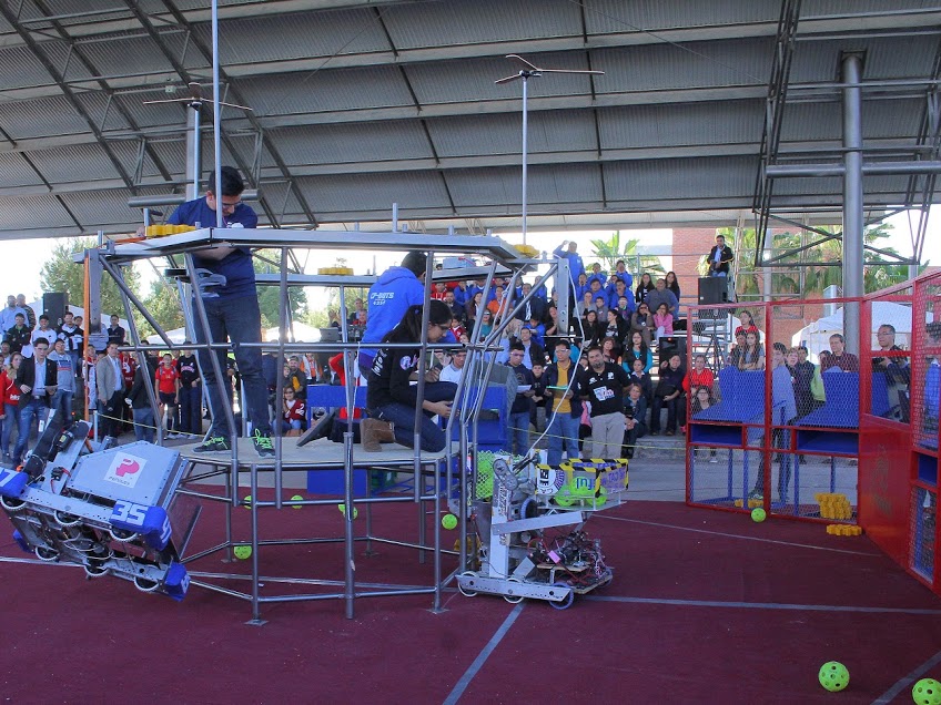 Se jugó la "cascarita FIRST" en el Colegio Cervantes de Torreón.