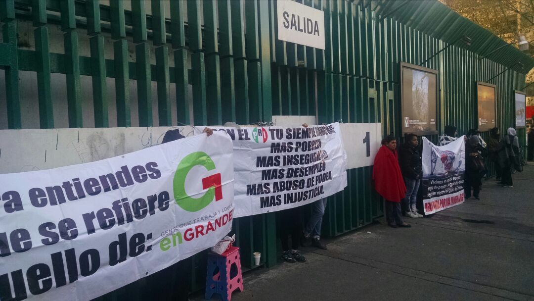 Los manifestantes solo permiten el acceso al personal de seguridad.