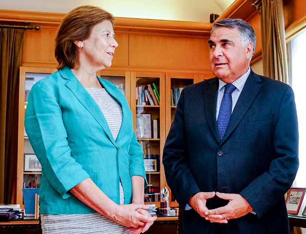 La ex ministra chilena Mariana Aylwin y el subsecretario de Relaciones Exteriores chileno, Edgardo Riveros.