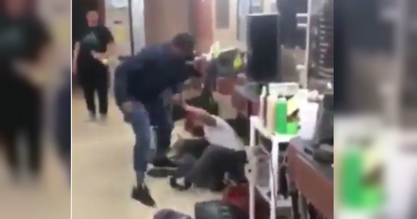 El pugilista Yusaf Mack le propinó una brutal paliza a un hombre que lo insultaba en redes sociales por sus preferencias sexuales
