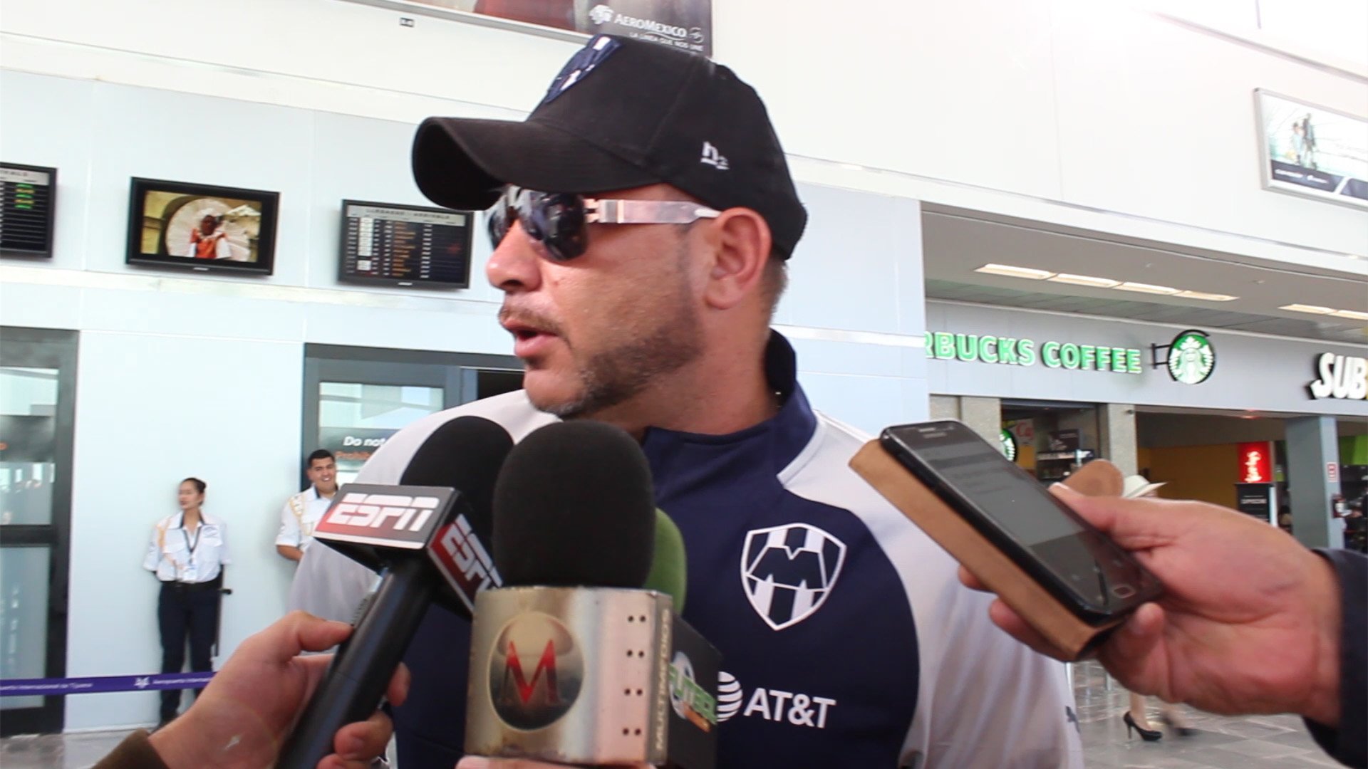 El 'Turco' Mohamed, entrenador de Rayados de Monterrey, a su llegada a Tijuana