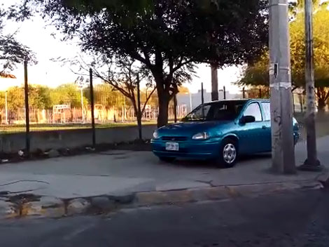 Se trata de un vehículo Chevrolet Corsa en color azul con placas de SPF 59 58.