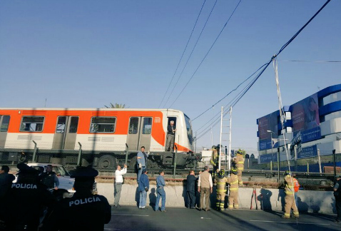 Bomberos retiraron cable de fibra de vidrio que impedía el normal funcionamiento del Metro en la Línea 2, entre las estaciones Chabacano y Viaducto.