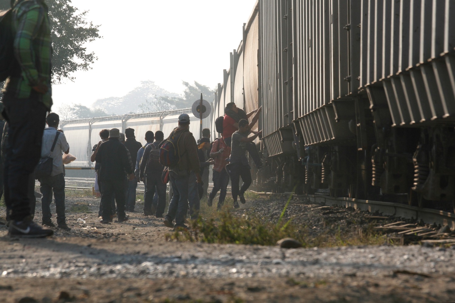 Al grito de "¡Ahí viene 'La Bestia'", los migrantes salen para subirse al tren. 